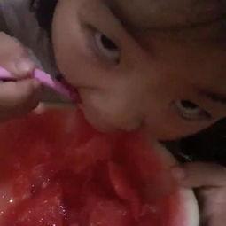 宝宝吃瓜的动作视频,可爱瞬间引网友热议