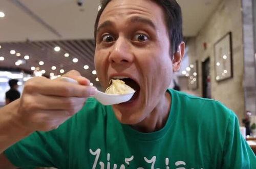 外国人吃瓜搞笑视频,搞笑视频里的中西文化碰撞