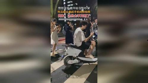 群众拍照吃瓜视频,揭秘网络热传视频背后的故事