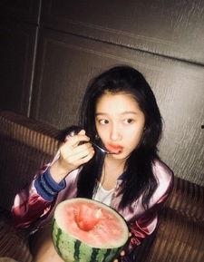 美女老乡吃瓜图片高清视频,美女老乡吃瓜现场，趣味横生瞬间捕捉